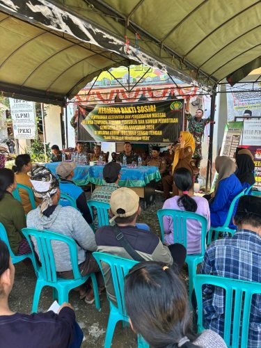 Masyarakat datang berbondong-bondong menghadiri acara pembukaan kegiatan bakti sosial di desa Pembakulan (Foto: Dokumentasi Pribadi).