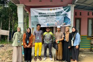 Foto bersama mahasiswa/i KKN Desa Pembakulan bersama supervisor Dr. H. Fahmi Hamdi, Lc., MA. (Foto: Dokumentasi Pribadi)