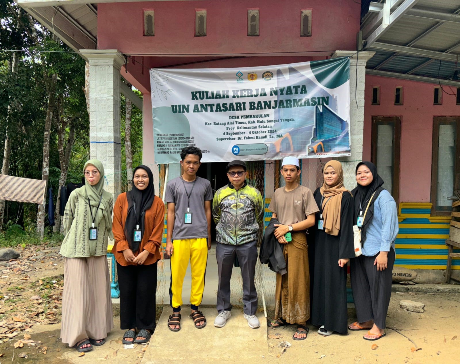 Foto bersama mahasiswa/i KKN Desa Pembakulan bersama supervisor Dr. H. Fahmi Hamdi, Lc., MA. (Foto: Dokumentasi Pribadi)