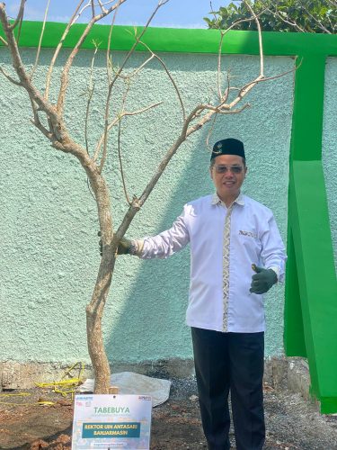 Wakil Rektor Bidang AUPK, Dr. H. Akhmad Sagir, MA sesaat setelah penanaman pohon (Foto: Humas/Baiti Rahmi)