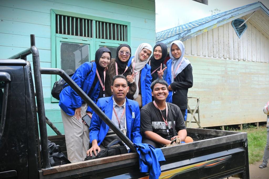 Aulia Rahman (kiri bawah) saat bersiap berangkat menuju lokasi KKN.