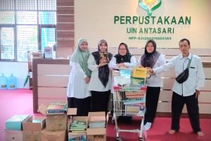 Banyak sumbangan buku dari istri Almarhum Dr. Abdul Hamid untuk Perpustakaan UIN Antasari.