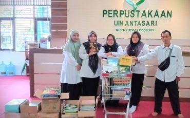 Banyak sumbangan buku dari istri Almarhum Dr. Abdul Hamid untuk Perpustakaan UIN Antasari.