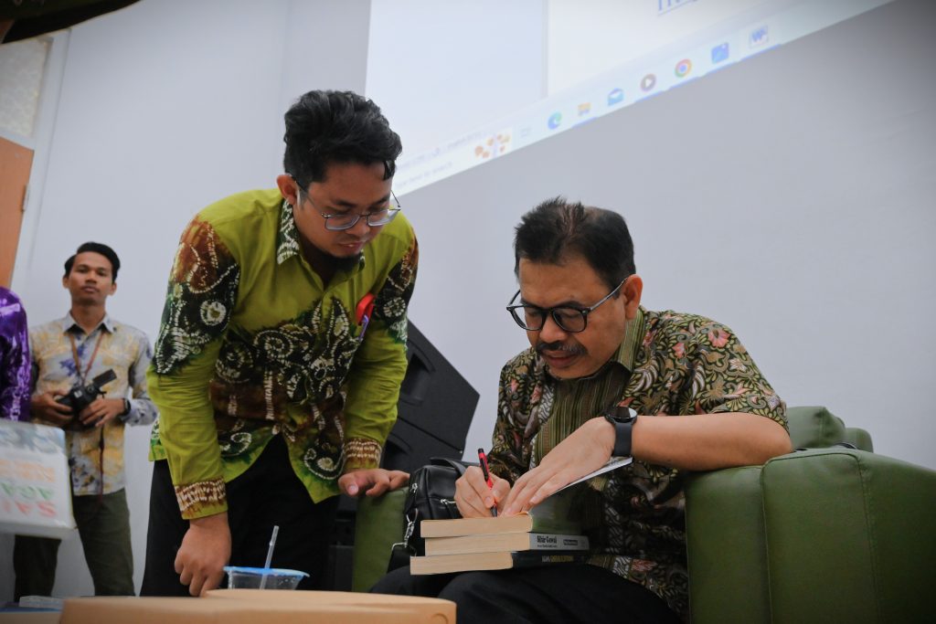 Berkesempatan bertemu penulis idola, seorang mahasiswa meminta tanda tangan di buku favoritnya (Foto:Humas/Achmad Magfur)