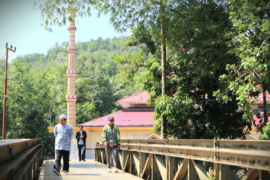 Dekan FUH dan Dekan FTK saat melewati Jembatan Desa Loksado (Foto:Humas/Achmad Magfur)