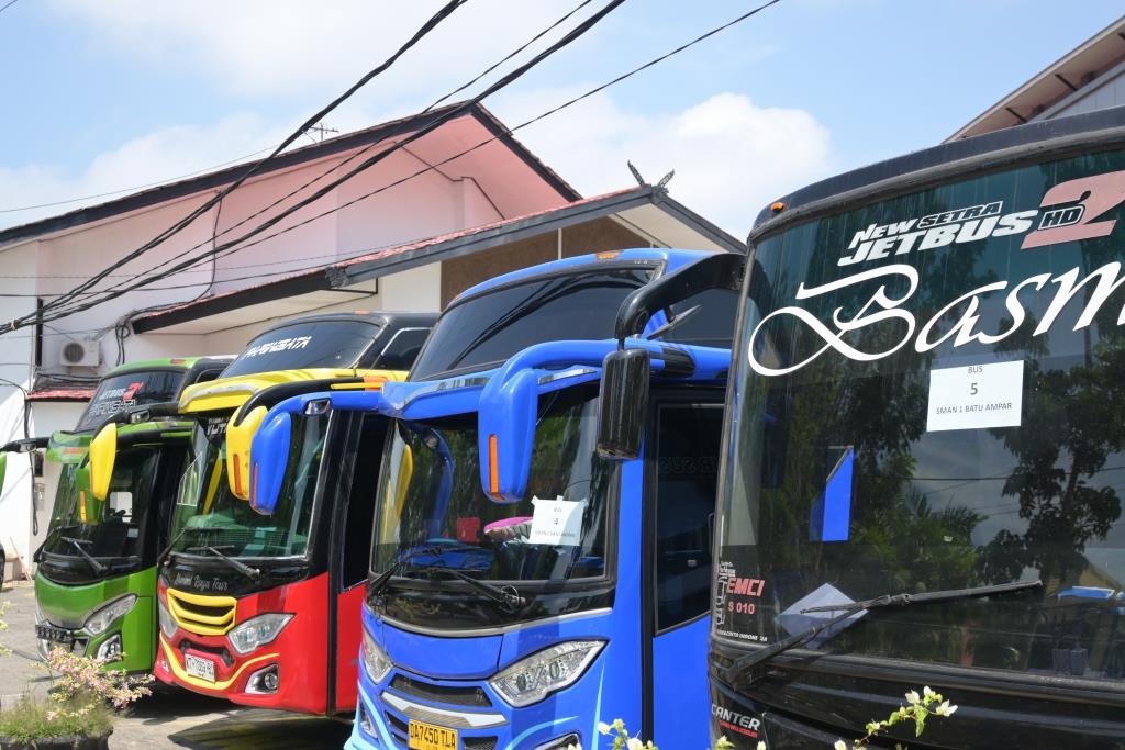 Deretan bus pengantar para siswa SMAN 1 Batu Ampar tur ke Kampus 1 UIN Antasari (Foto:Humas/Achmad Magfur)