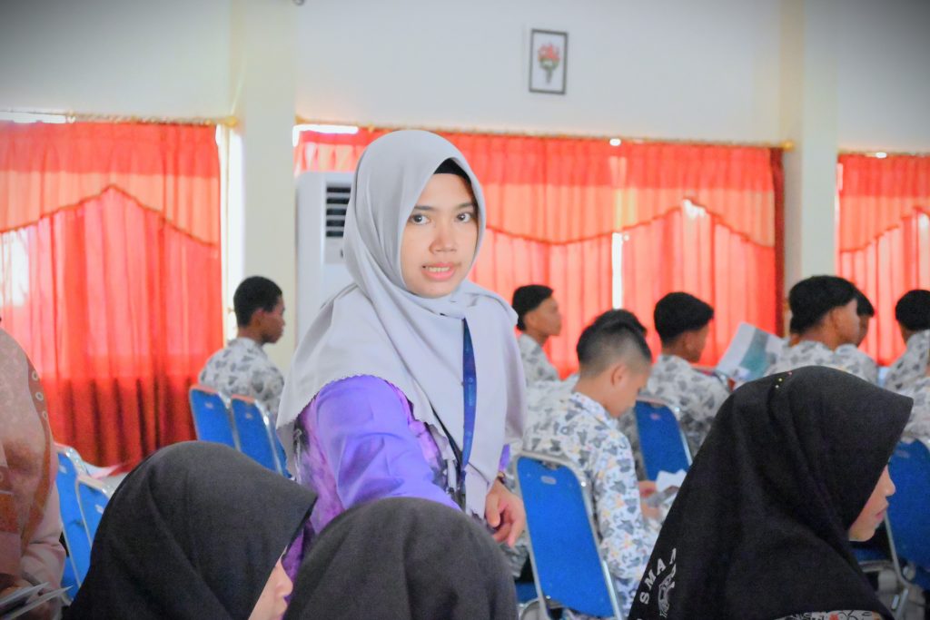 Dosen FTK UIN Antasari Agustina Ambar Pertiwi, M.Pd. saat membantu membagikan brosur (Foto:Humas/Achmad Magfur)