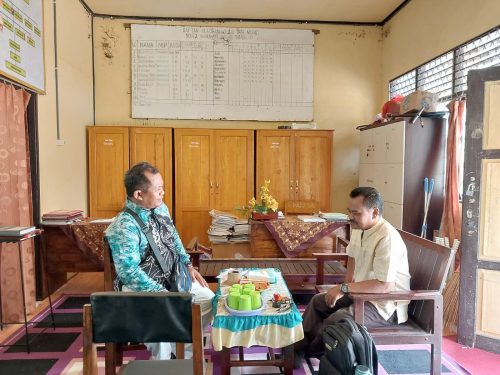 Dosen Pembimbing Lapangan (DPL), Drs. H. Muhammad Yuseran, M.Pd, Saat Menyampaikan Program Kegiatan KKN MBKM