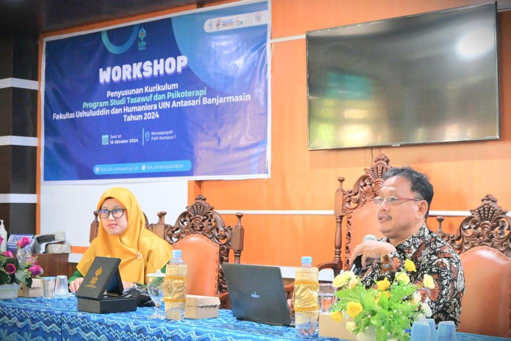 Dr. Alim Roswantoro, M.Ag. saat menjadi narasumber Workshop Penyusunan Kurikulum Prodi Tasawuf dan Psikoterapi di FUH UIN Antasari (Foto:Humas/Achmad Magfur)