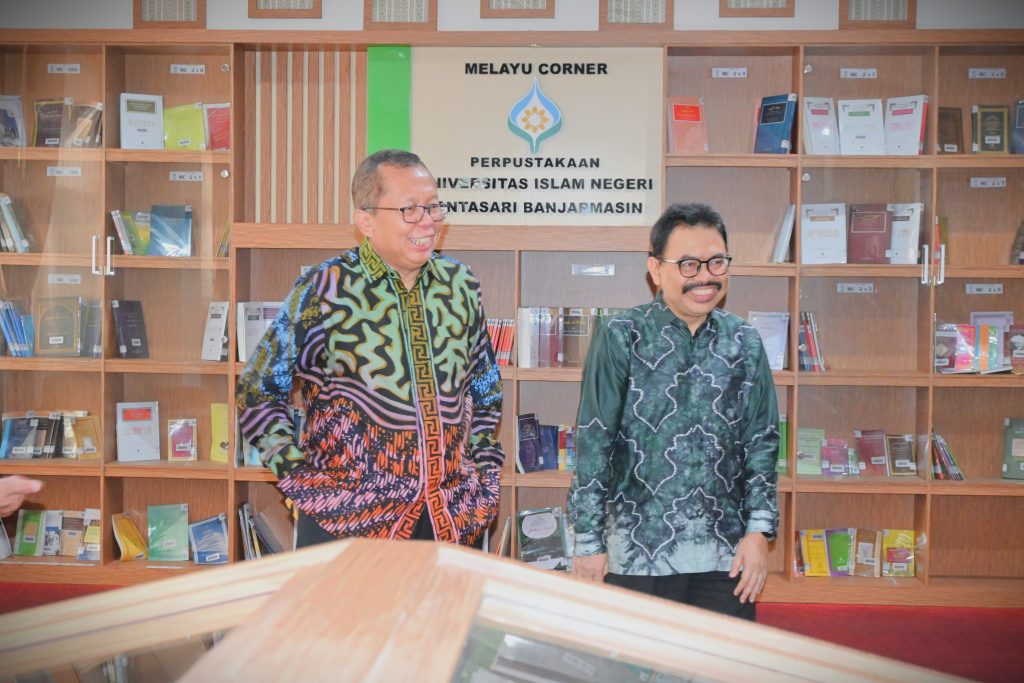 Dr. H. Arsul Sani saat ditemani Rektor UIN Antasari ketika mengunjungi Melayu Corner (Foto:Humas/Jamal Ripani)