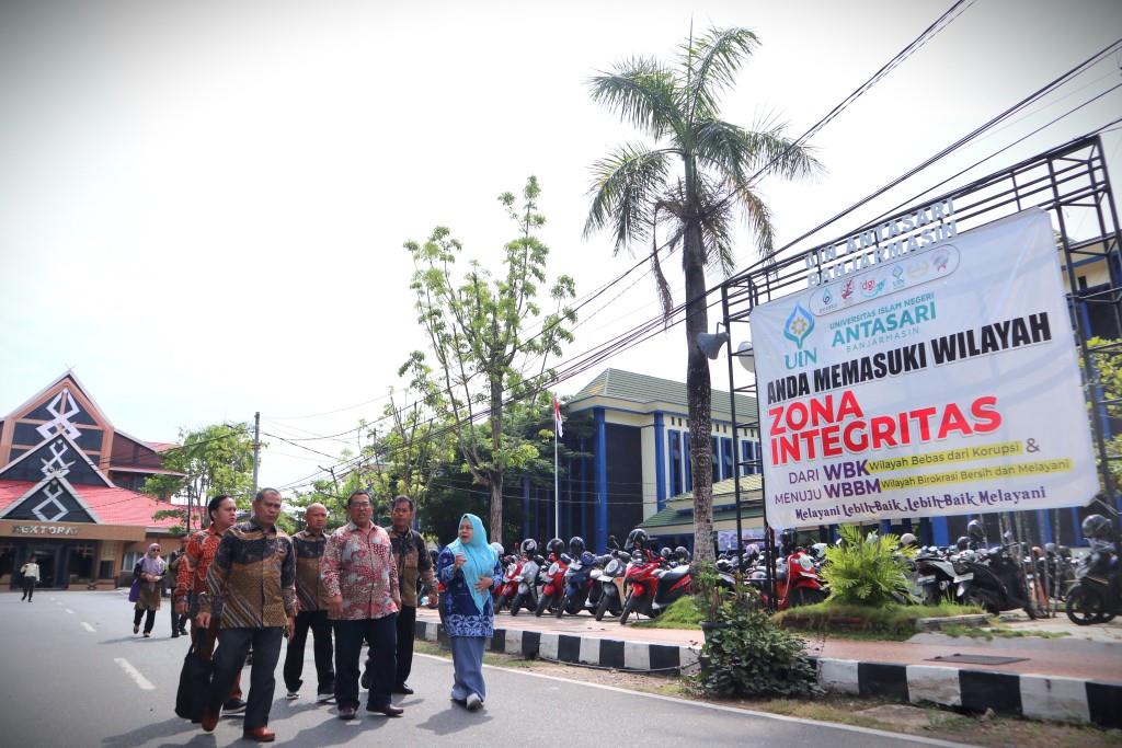 Dr. Munisah, M.H. saat memandu tamu melihat ragam layanan di UIN Antasari. - Copy