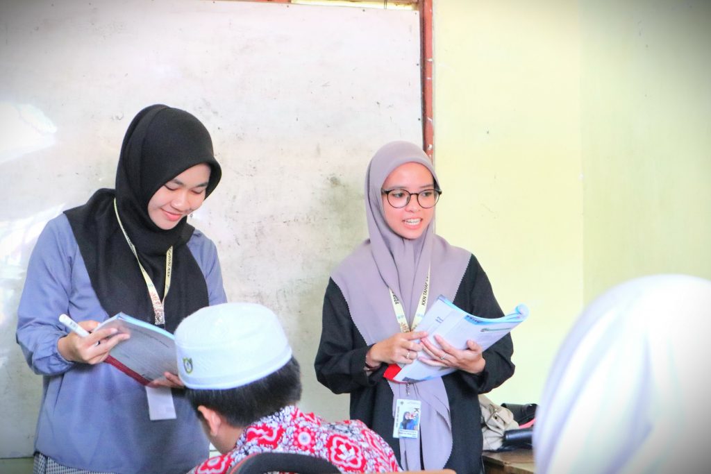 Fatimathuzzahra saat membantu pengajaran di SDN Loksado (Foto:Humas/Achmad Magfur)