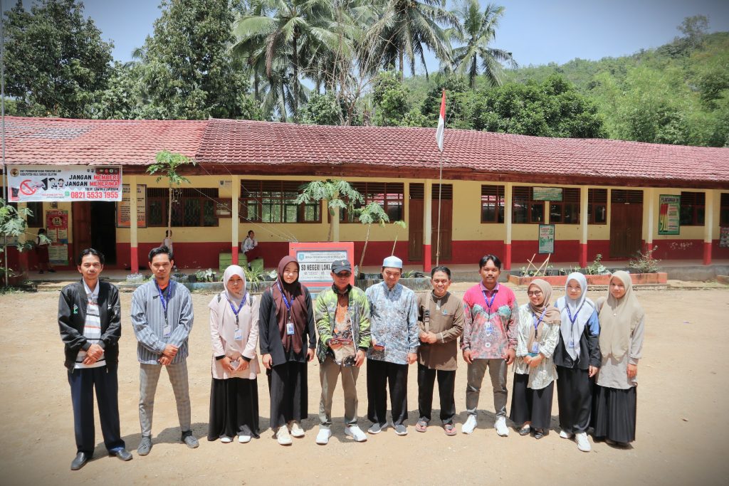 Foto bersama Tim Monitoring dengan para mahasiswa KKN di SDN Loklahung (Foto:Humas/Achmad Magfur)