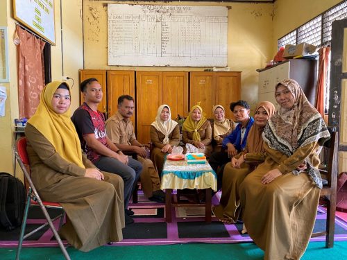 Foto bersama dewan guru usai pendampingan penyusunan SOP