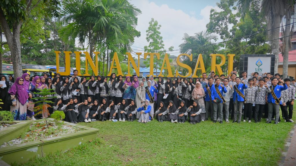 Foto bersama di taman Kampus 1 UIN Antasari (Foto:Humas/Jamal Ripani)