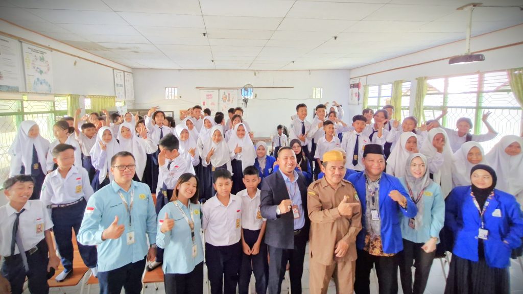 Foto bersama para mahasiswa KKN, pemateri, dewan guru, dan para siswa.