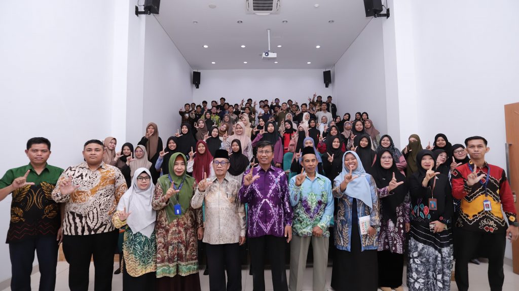 Foto bersama usai pembukaan (Foto UPT Perpustakaan Yulida Rifani)