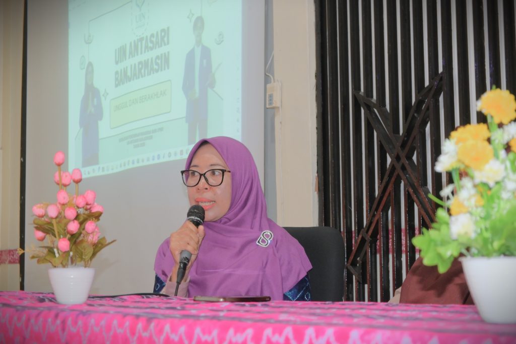 Guru SMAN 1 Batu Ampar Leny Zubaidah, M.Pd. saat memberikan sambutan (Foto:Humas/Achmad Magfur)