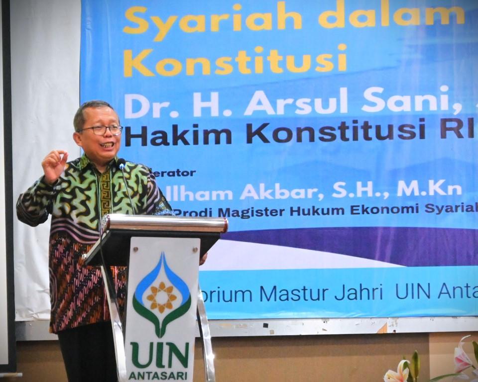 Hakim Konstitusi RI Dr. H. Arsul Sani saat memberikan kuliah umum di UIN Antasari (Foto Humas Jamal Ripani) - Copy