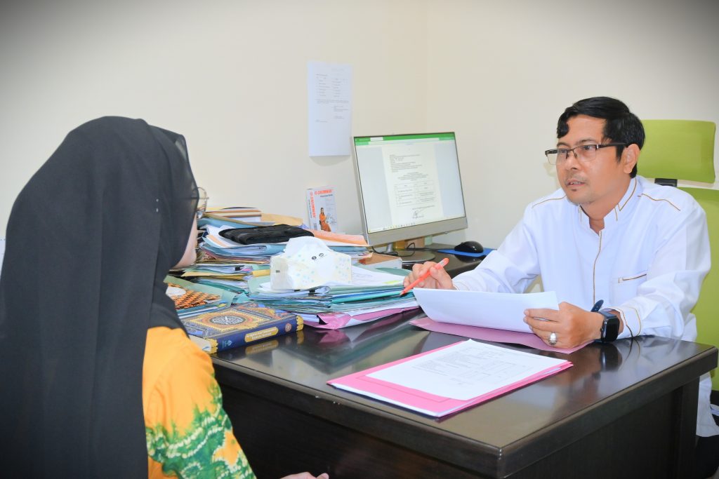 BANJARMASIN - Selasa (1/10/2024), saat Tim Humas memasuki ruang Bagian Akademik dan Kemahasiswaan yang ada di Gedung Pelayanan Terpadu Satu Pintu, terdengar isakan tangis. Sumber suara ternyata berasal dari sebuah ruangan yang sedang melaksanakan wawancara calon penerima Beasiswa Kartu Indonesia Pintar (KIP) Kuliah.