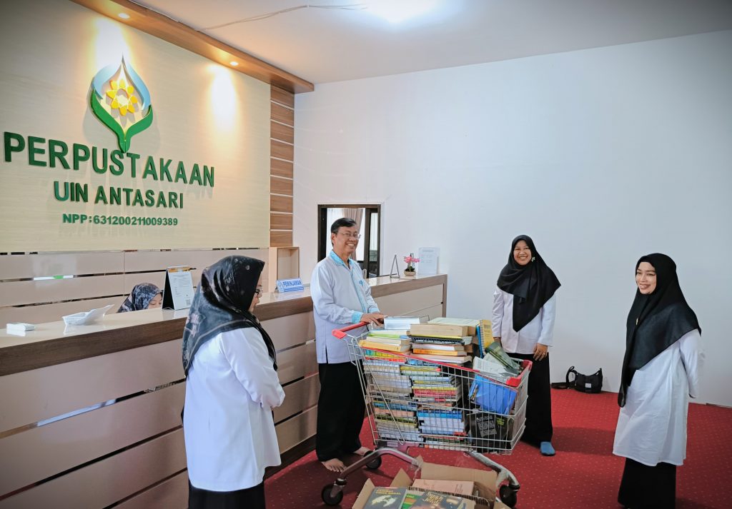 Ketua DWP UIN Antasari saat menyaksikan banyaknya buku sumbangan istri Almarhum Dr. Abdul Hamid.