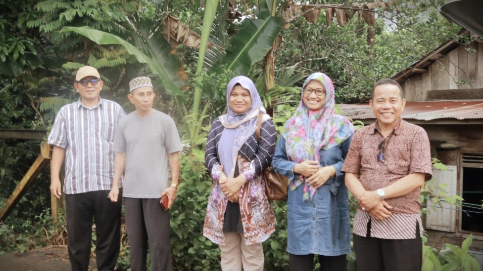 Koordinator PKM LP2M IAIN Pontianak (dua dari kanan) saat berada di lokasi penempatan mahasiswa KKN (Foto:Humas/Ali Akbar)