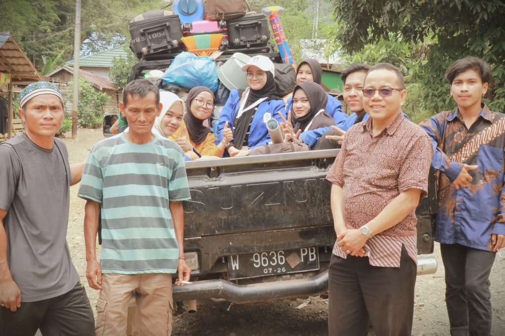 Koordinator Pusat PKM LP2M UIN Antasari saat melakukan pengantaran para mahasiswa KKN (Foto:Humas/Ali Akbar)