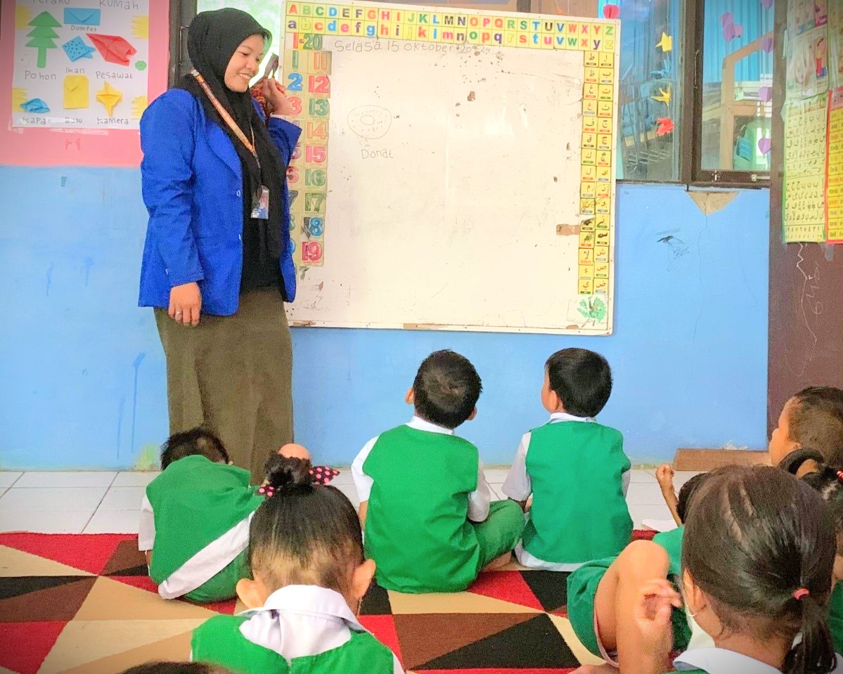 Mahasiswi KKN saat mengenalkan bahasa asing kepada anak-anak TK Negeri Al-Ikhlas Kecamatan Juai.