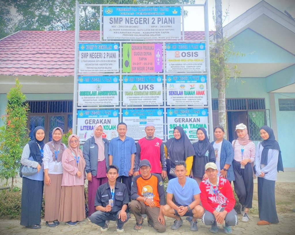 Momen foto bersama dengan guru-guru SMP Negeri 2 Piani.