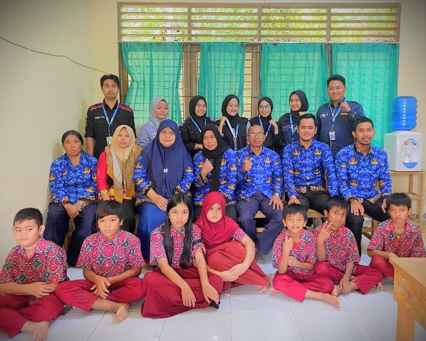 Momen foto bersama mahasiswa KKN dengan Guru dan Siswa kelas 5 SD Negeri Lalapin.