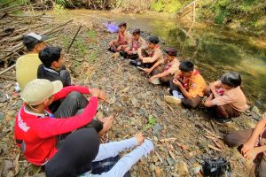 Momen sharing session di pos wide game bersama para mahasiswa KKN UIN Antasari.