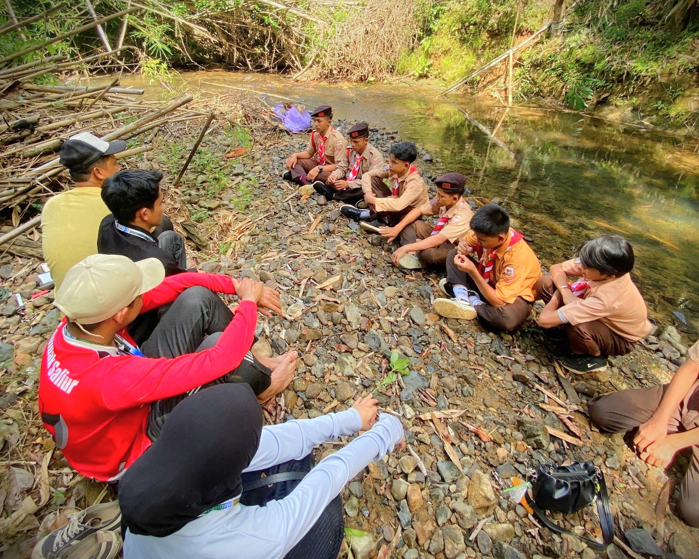 Momen sharing session di pos wide game bersama para mahasiswa KKN UIN Antasari.