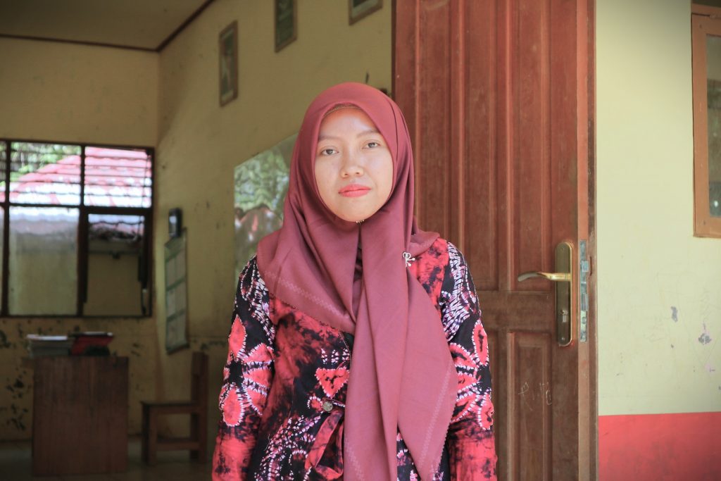 Norhatimah Arnita Safitri, S.Pd. usai memberikan pengajaran di SDN Loklahung (Foto:Humas/Achmad Magfur)