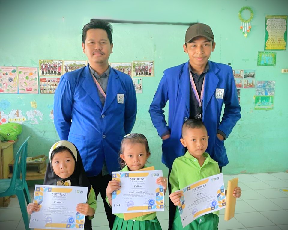 Panitia saat berfoto bersama juara lomba.