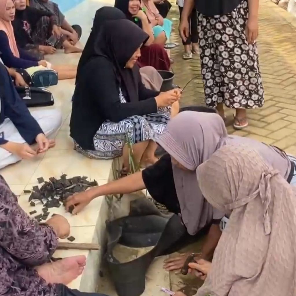 Para ibu PKK saat bergotong royong.