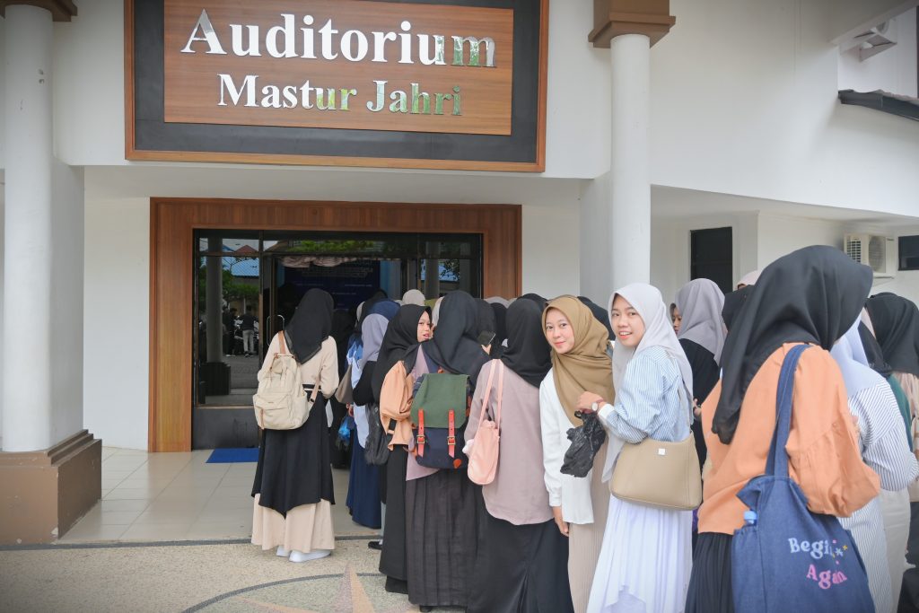 Para mahasantriwati saat antre memasuki Auditorium Mastur Jahri (Foto:Humas/Jamal Ripani)