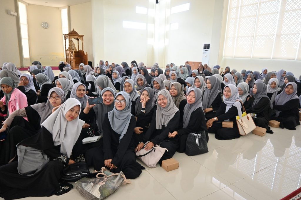 Para mahasantriwati sangat antusias mengikuiti seminar umum (Foto:Alifia Nur Rizkilah)