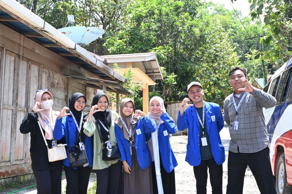 Para mahasiswa KKN Kecamatan Piani saat bersiap menuju lokasi pengabdian.