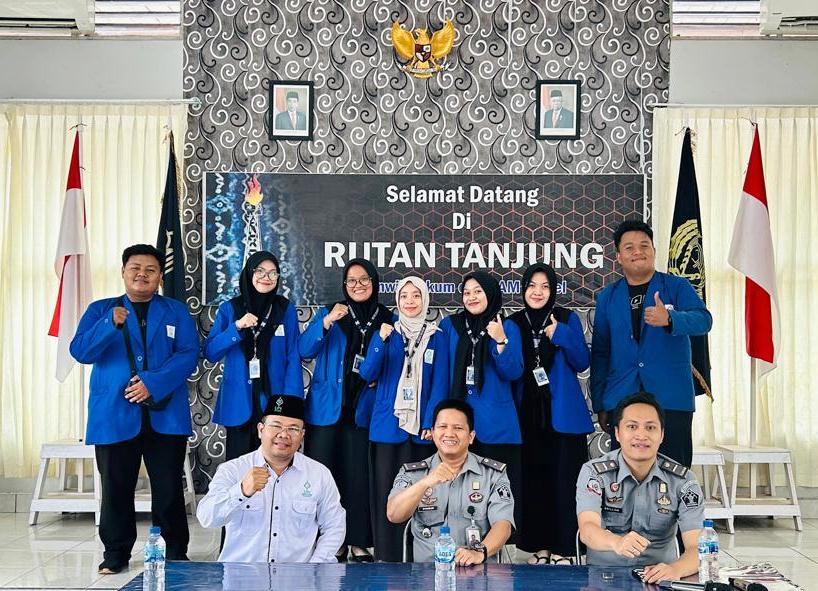 Para mahasiswa KKN dan dosen pembimbing lapangan saat berfoto bersama Karutan Tanjung.