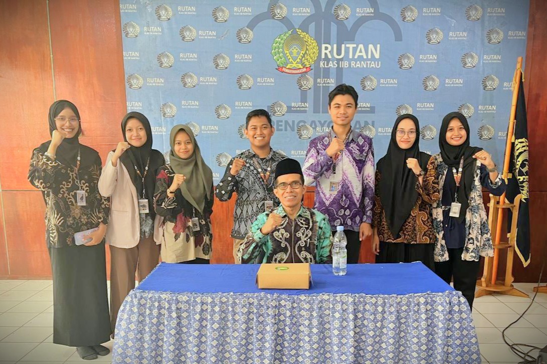 Para mahasiswa KKN saat berfoto bersama Drs. H. Rijalul Faqih, M.Si., M.E.I.