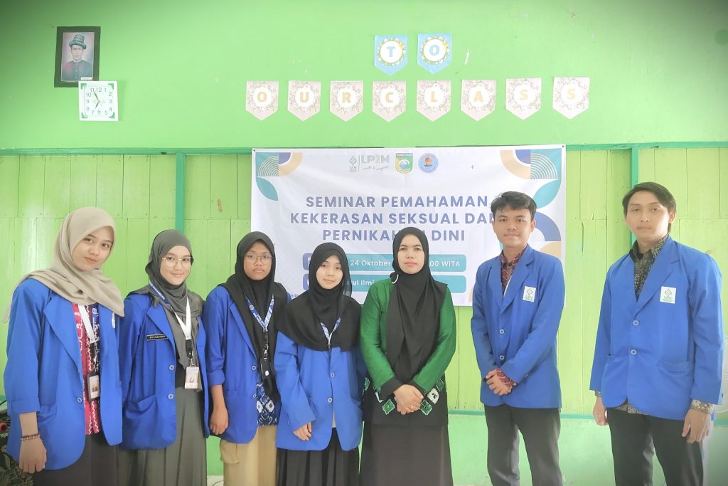 Para mahasiswa KKN saat berfoto bersama Kepala MTs Darul Ilmi Kandangan Lama Jamilah, S.Pd.