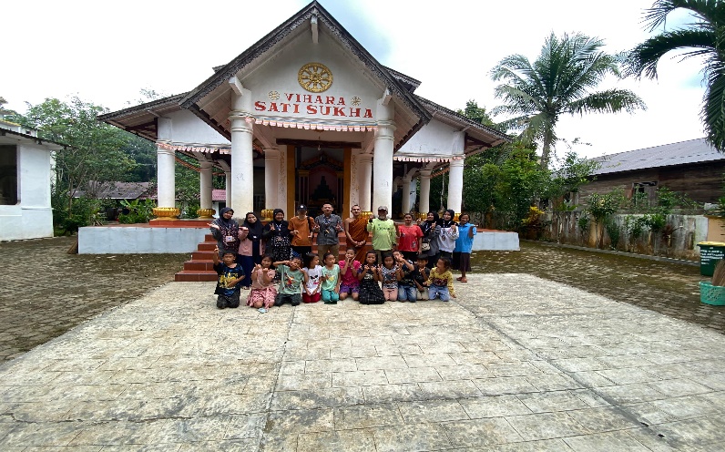 Para mahasiswa KKN saat berfoto bersama anak-anak Desa Mauya.