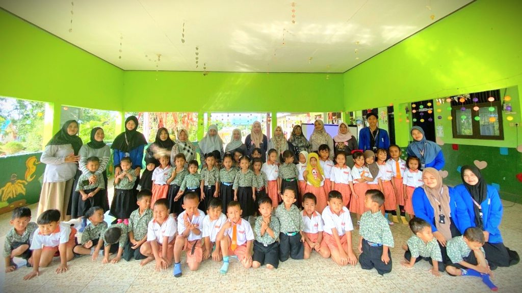 Para mahasiswa KKN saat berfoto bersama dengan anak-anak TK Negeri Pembina Panyipatan.