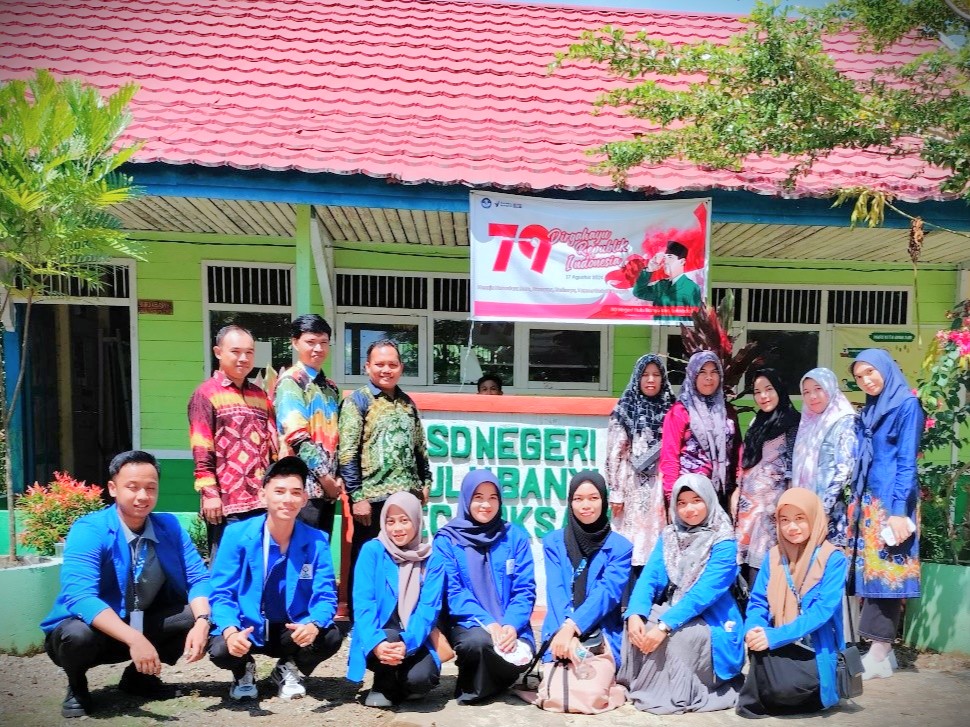 Para mahasiswa KKN saat berfoto bersama dewan guru SDN Hulu Banyu.