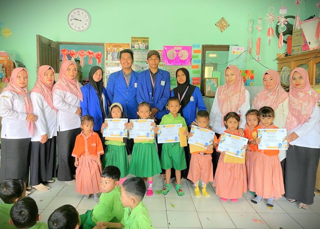 Para mahasiswa KKN saat berfoto bersama para guru TK dan juara lomba.