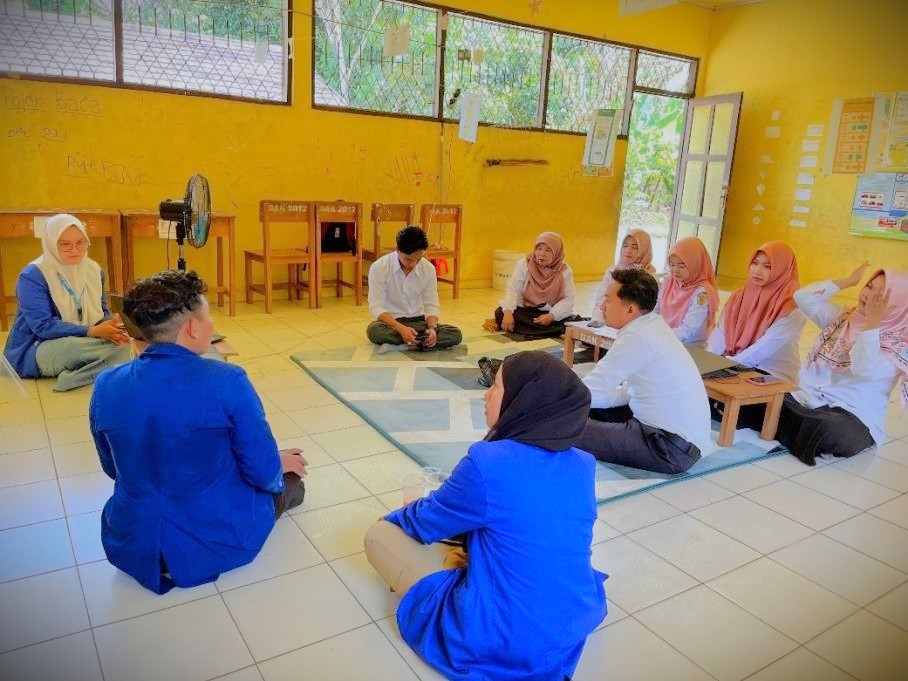 Para mahasiswa KKN saat melakukan pendampingan pembuatan SOP SDN 3 Murung B.