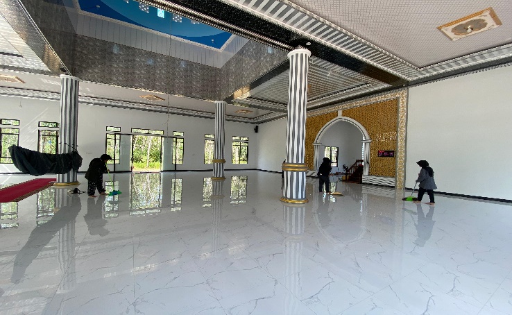 Para mahasiswa KKN saat membersihkan masjid Al-Mujahidin Desa Mauya, Kecamatan Halong, Kabupaten Balangan.