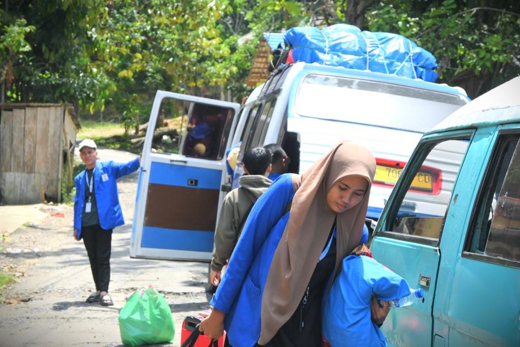 Para mahasiswa KKN saat transit ke mobil yang lebih kecil untuk pengantaran ke atas gunung.