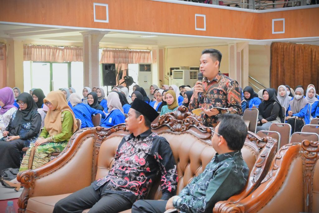 Mahasiswa Pascasarjana UIN Antasari Taupik Rahman, S.H. saat memanfaatkan kesempatan langka berdialog dengan Hakim Konstitusi RI (Foto:Humas/Jamal Ripani)