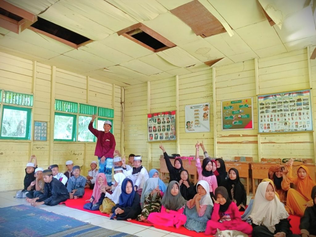 Para murid SDN Hulu Banyu saat antusias mengikuti sosialisasi antiperundungan.